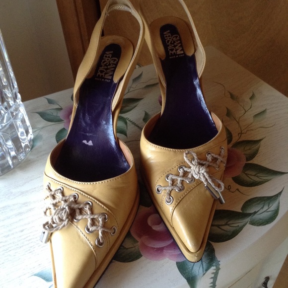 FABULOUS Gianni Versace Leather Slingback Heels💎 - Picture 2 of 4